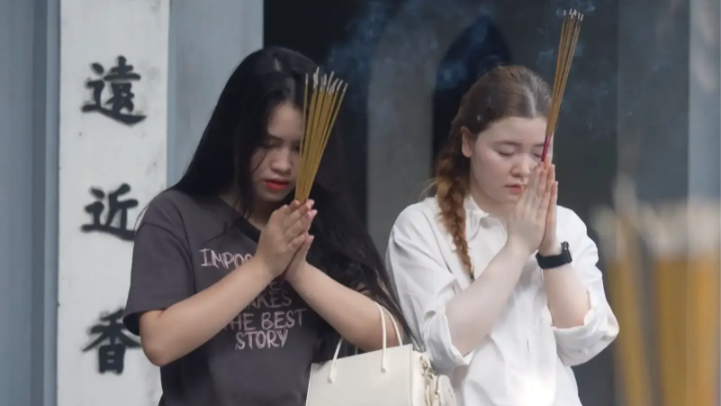 Đi lễ chùa ngày đầu tháng